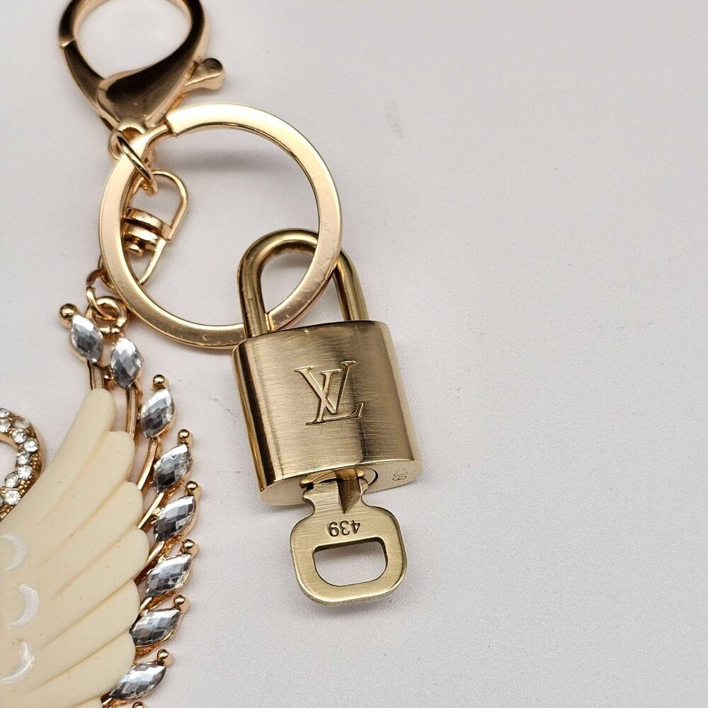 Authentic LV Gold Padlock & Key 🔑 Designer Bag Charm w/ Unbranded Swan Keychain - Picture 7 of 10